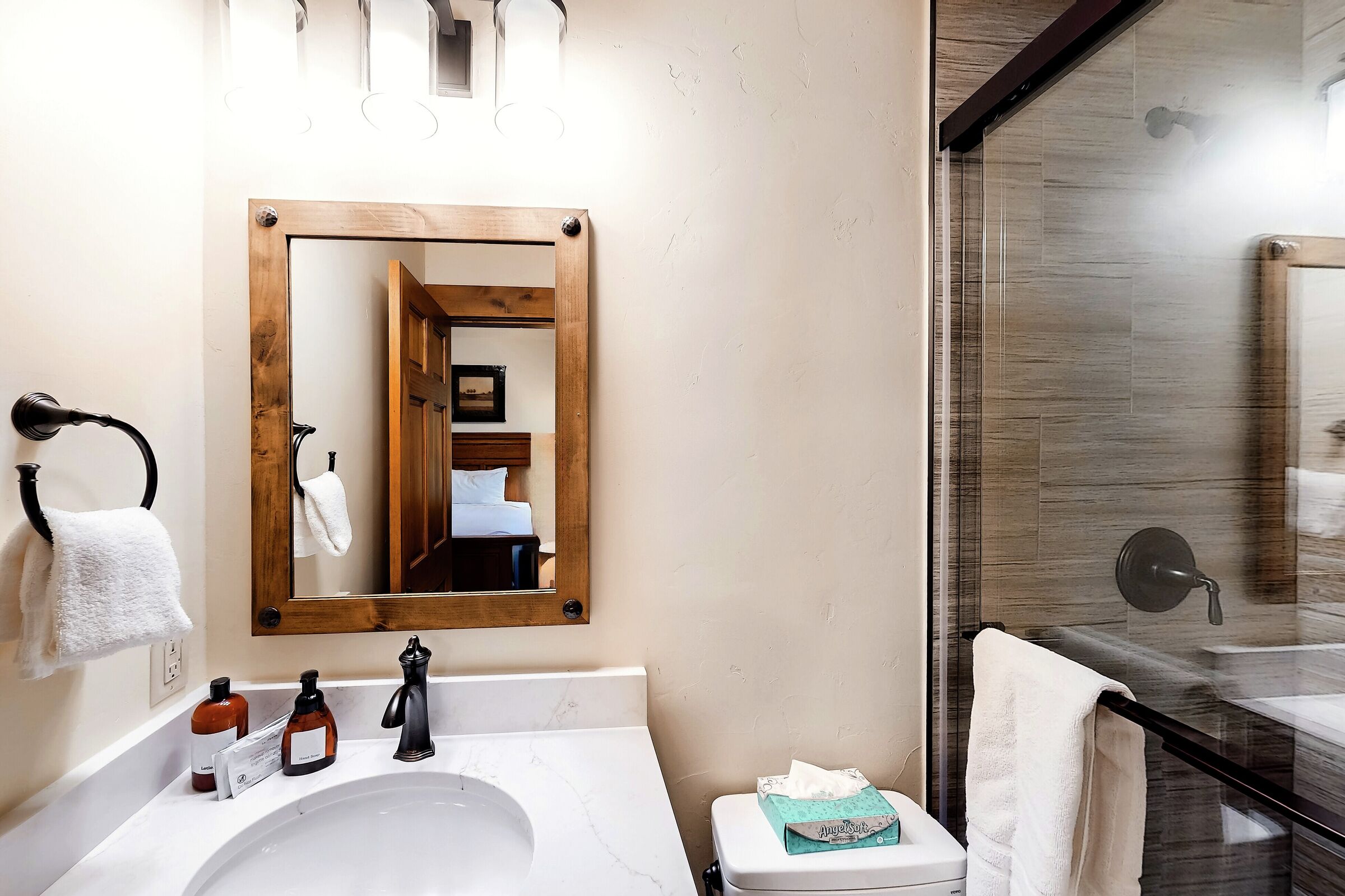#1410 - Ensuite Bathroom
