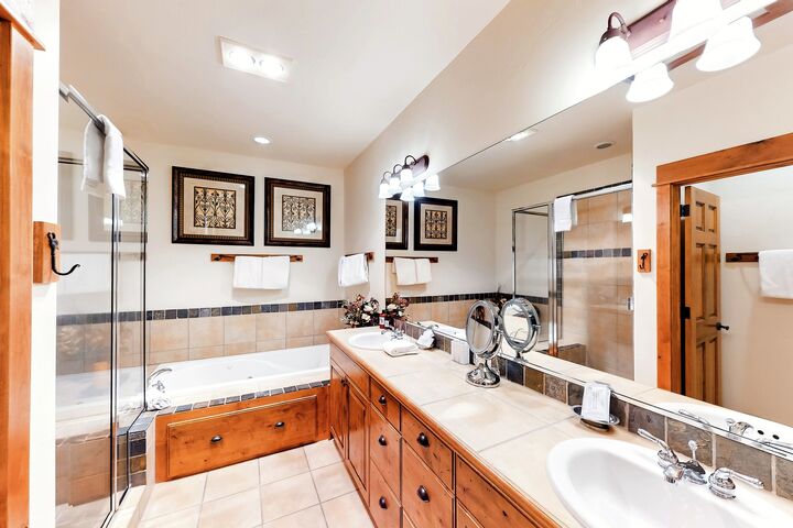 #1410 - Master Ensuite Bathroom