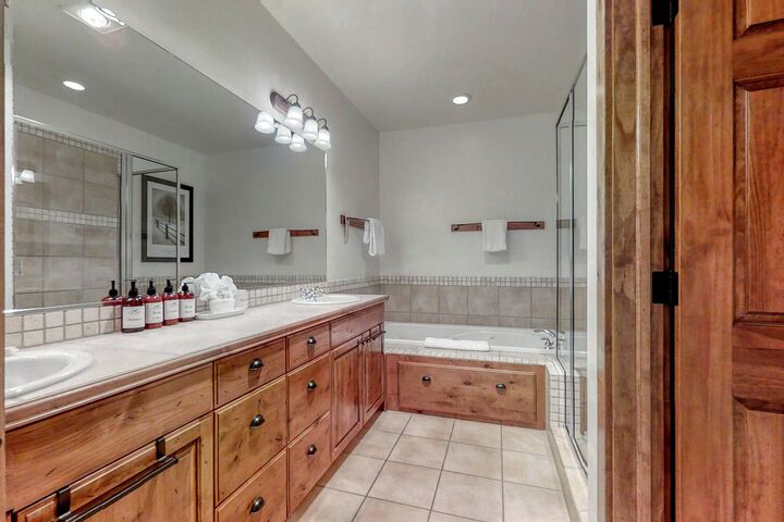 #1414 - Master Ensuite Bathroom