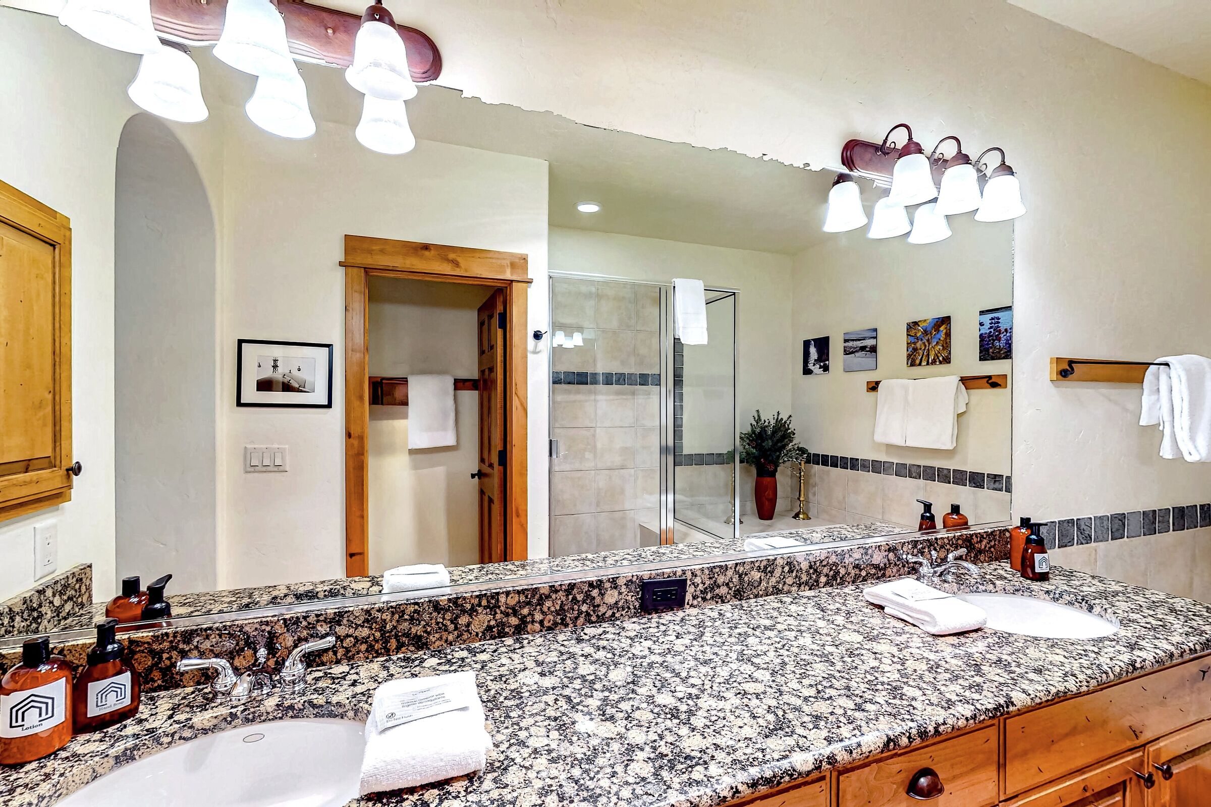 #1477 - Master Ensuite Bathroom