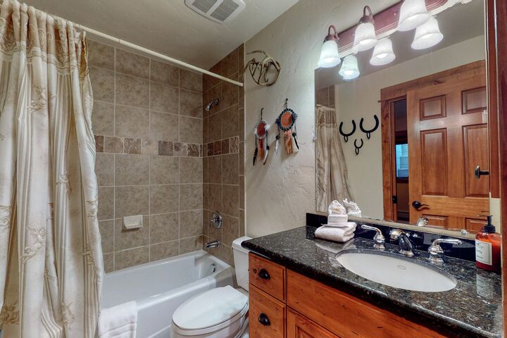 #1534 - Shared Ensuite Bathroom