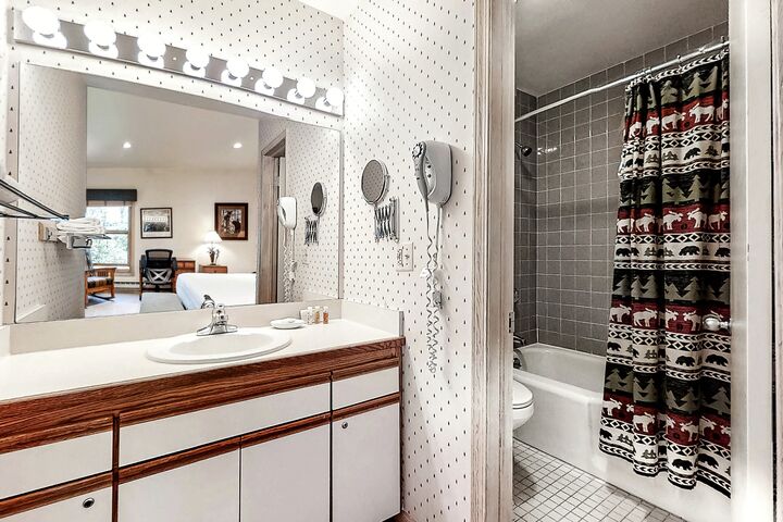 #208 - Master Ensuite Bathroom