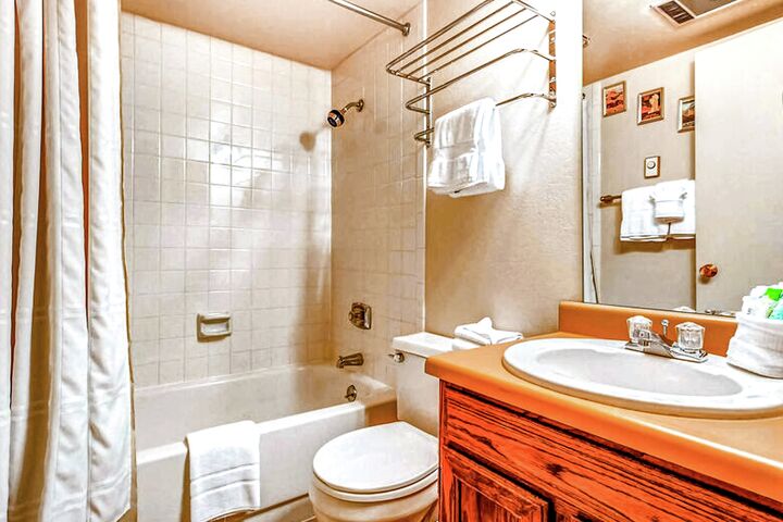 #C104 - Ensuite Bathroom