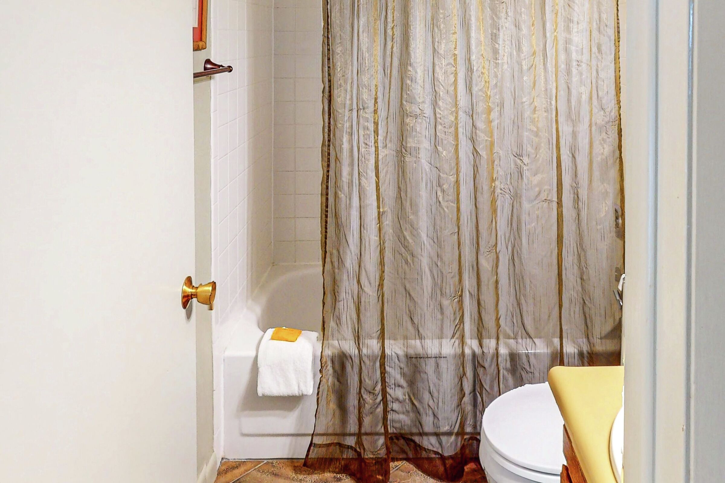 #E304 - Ensuite Bathroom