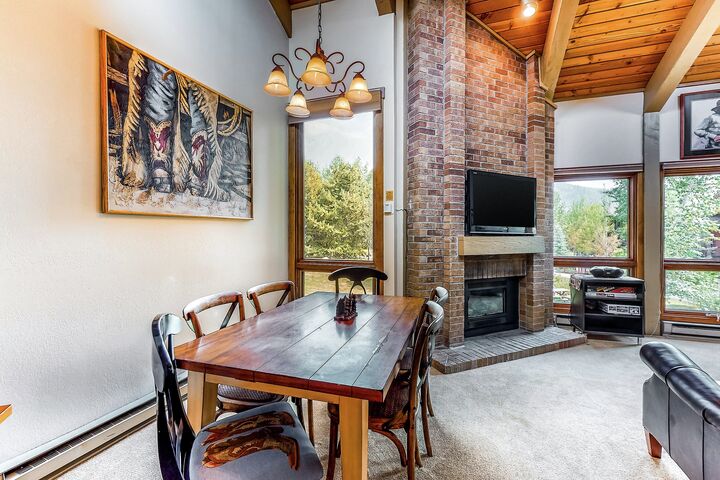 #B309 - Dining Area