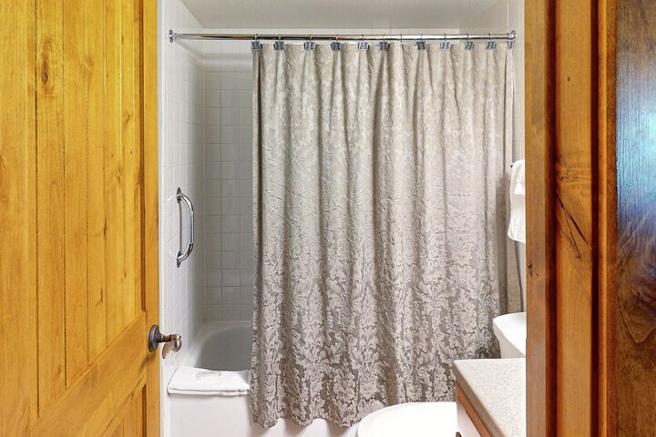 #C206 - Ensuite Bathroom