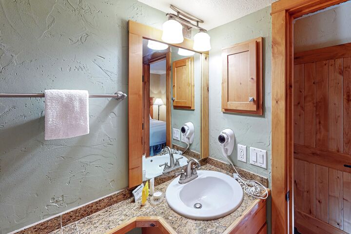 #E303 - Ensuite Bathroom