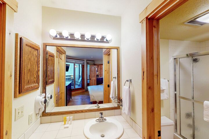 #D102 - Master Ensuite Bathroom