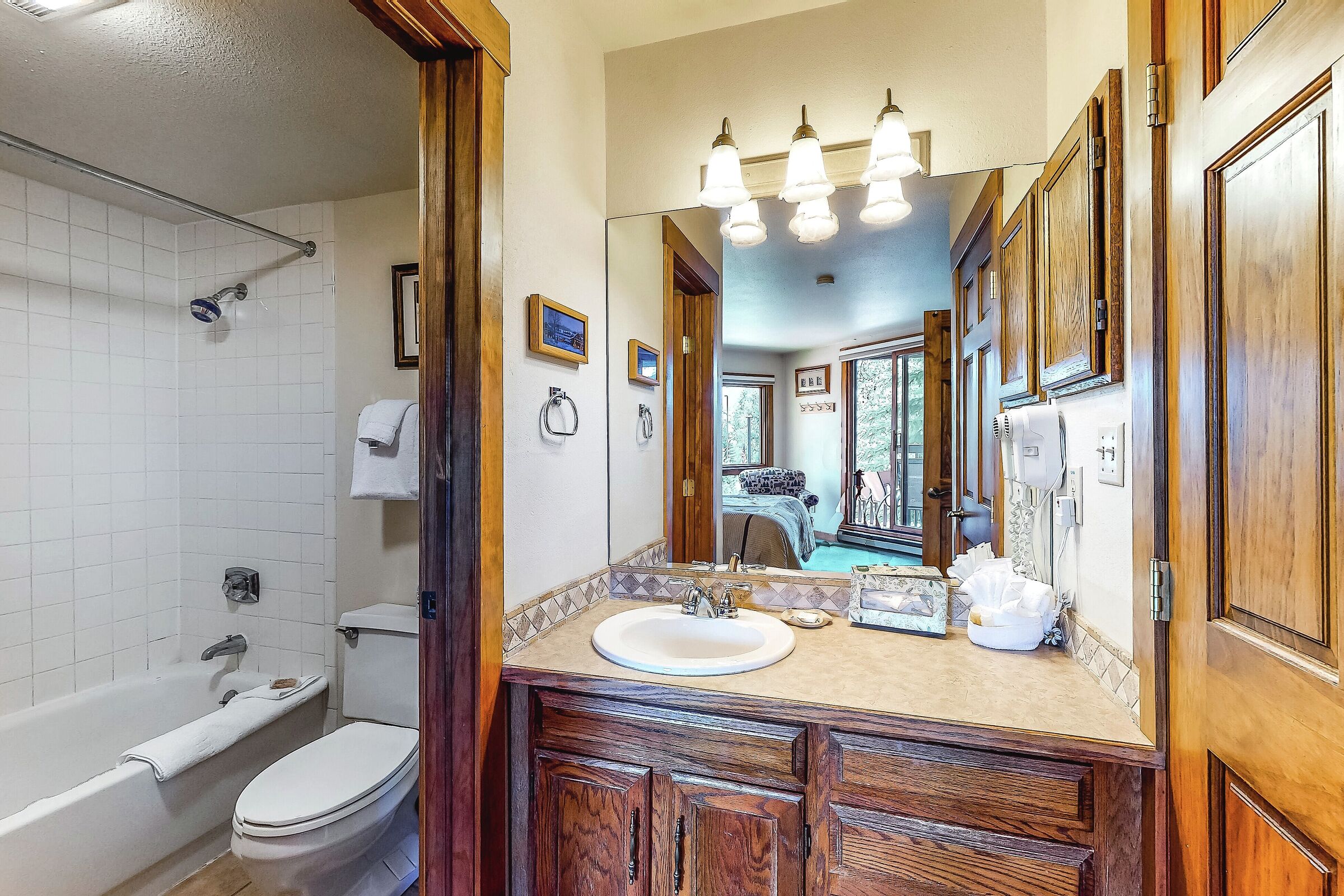 #C101 - Ensuite Bathroom