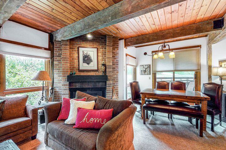 #B104 - Living Area
