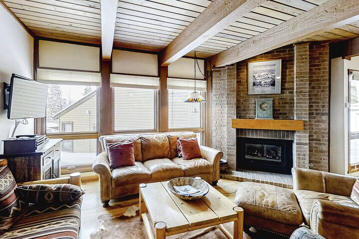 #E105 - Living Area