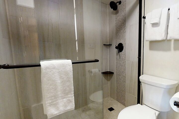 #E105 - Master Ensuite Bathroom