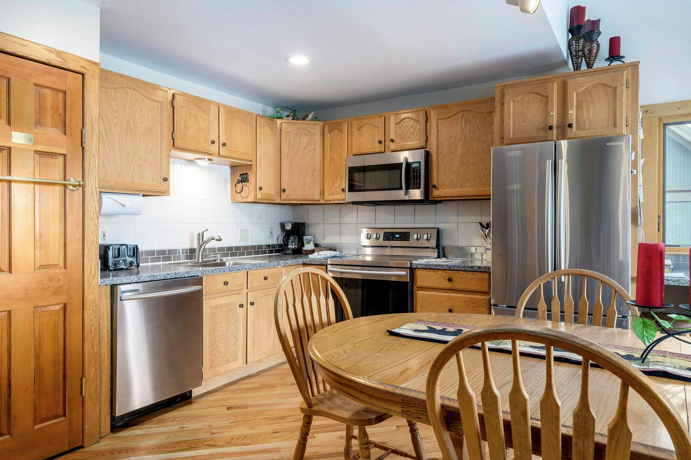 #305 - Dining Room & Kitchen