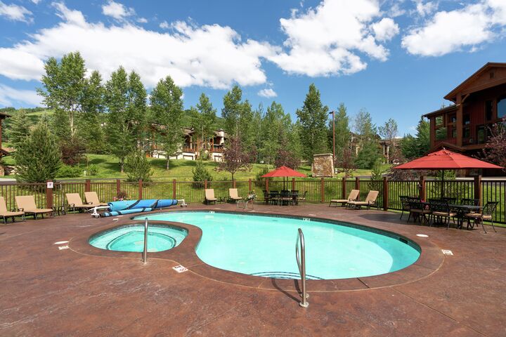Outdoor Pool & Hot Tub