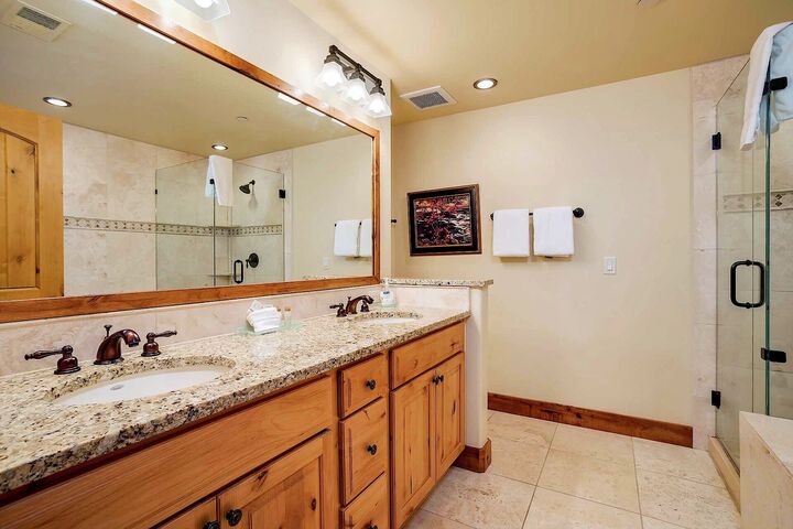 #5208 - Master Ensuite Bathroom