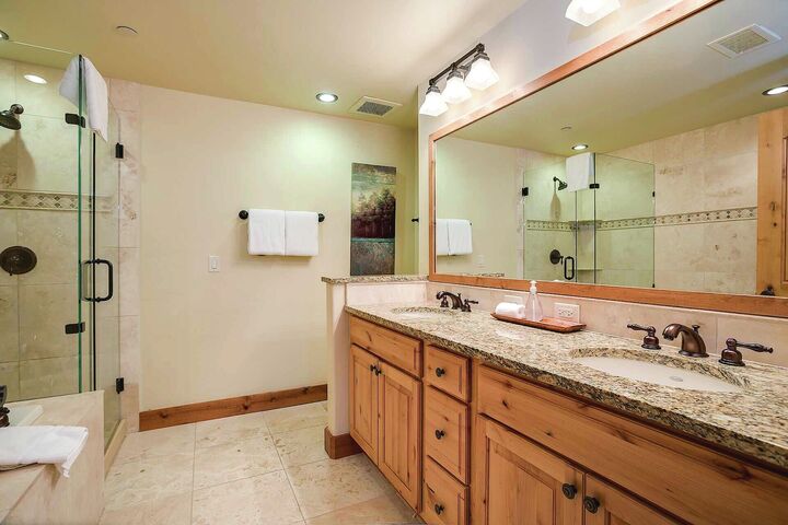 #5305 - Master Ensuite Bathroom