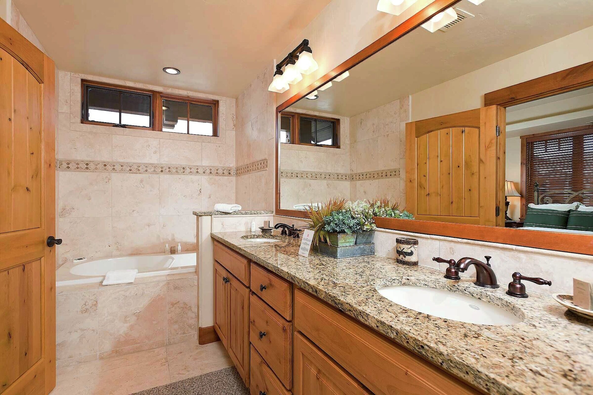 #5206 - Master Ensuite Bathroom