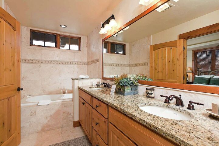 #5206 - Master Ensuite Bathroom