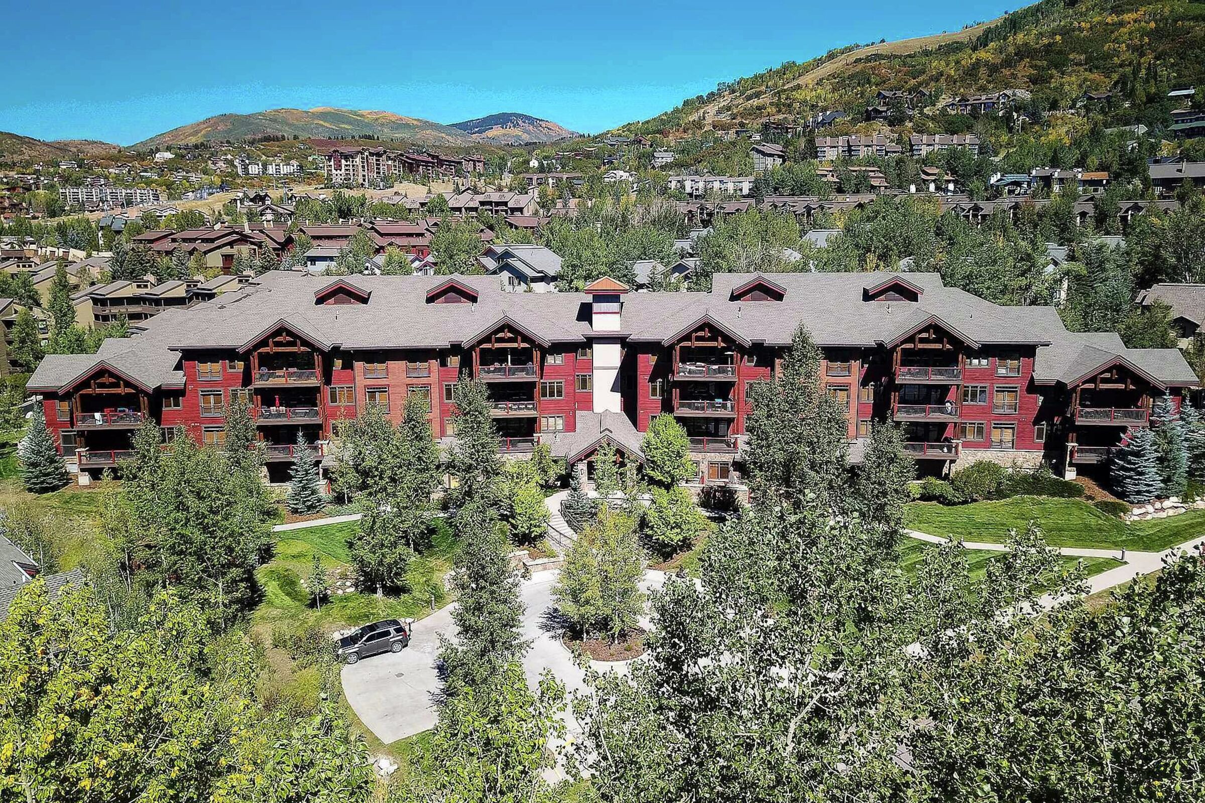 Emerald Lodge at Trappeur's Crossing Exterior - Summer