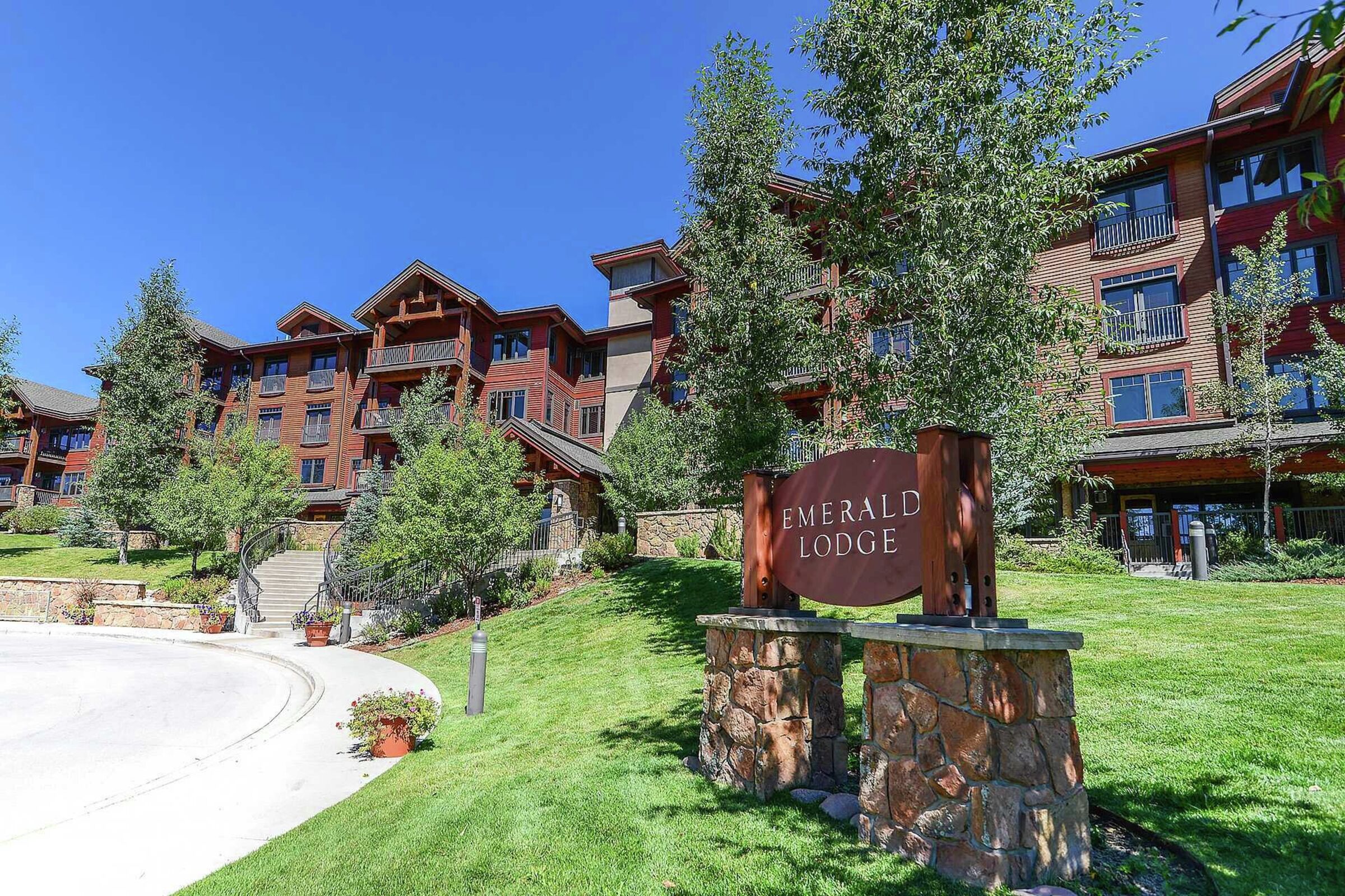 Emerald Lodge at Trappeur's Crossing Exterior - Summer
