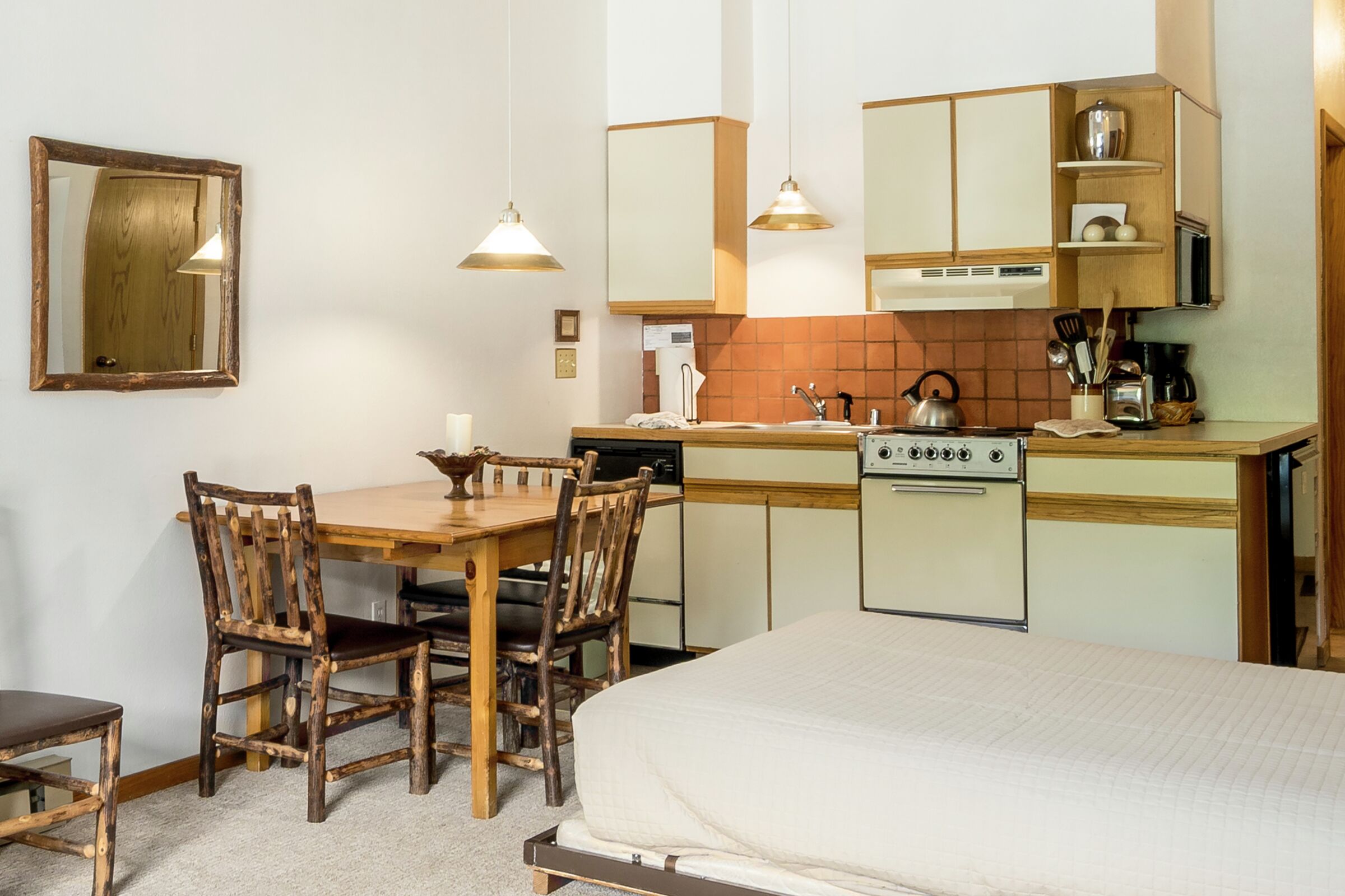 Studio Dining Area & Kitchen