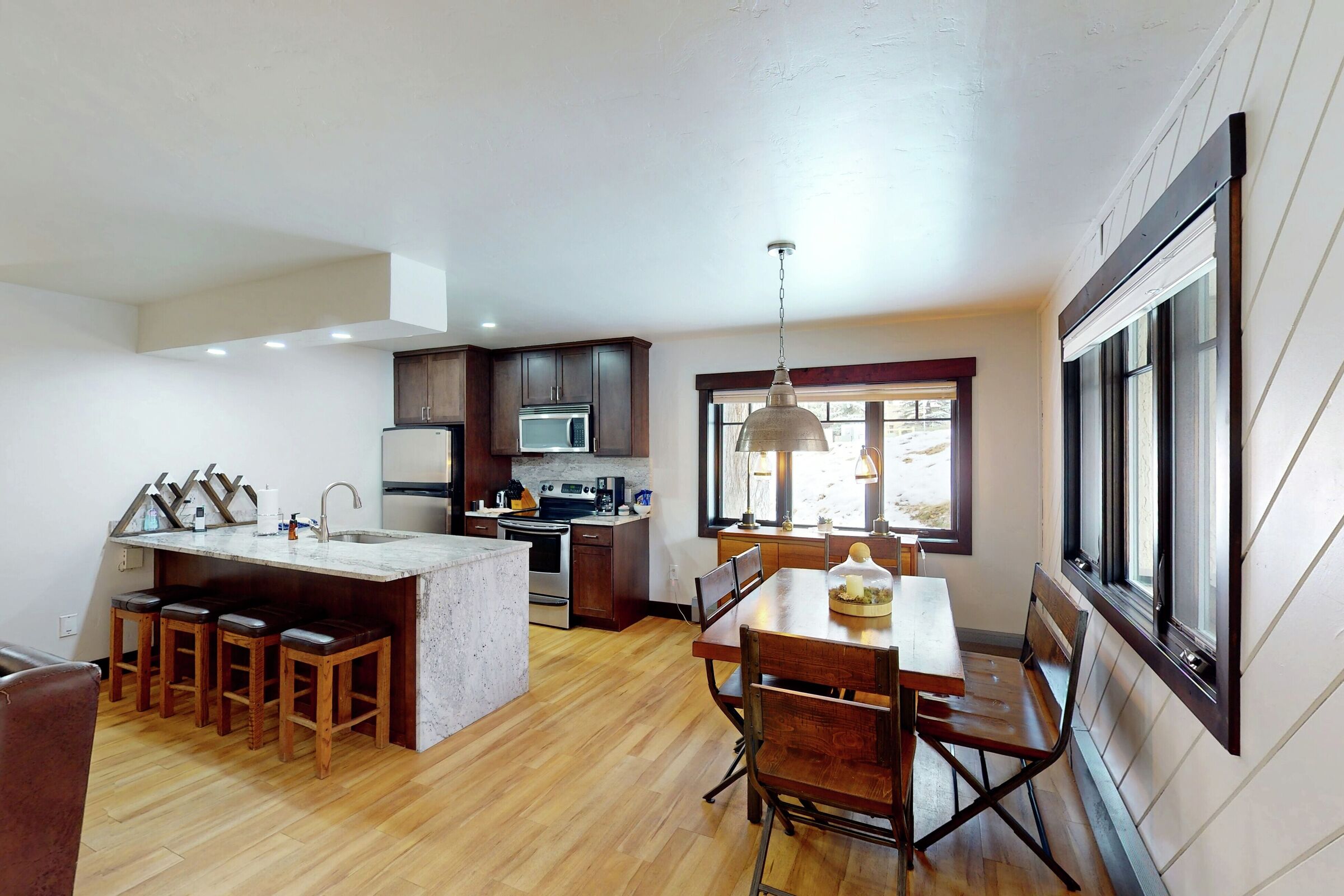 Dining Area & Kitchen