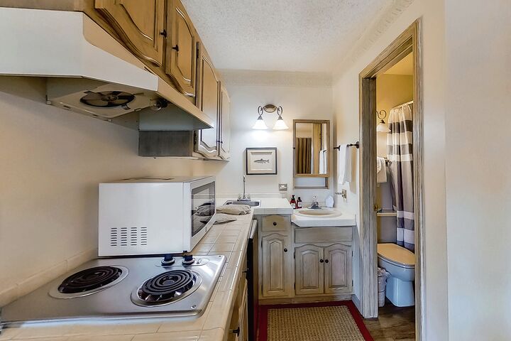 #116 - Studio Kitchenette