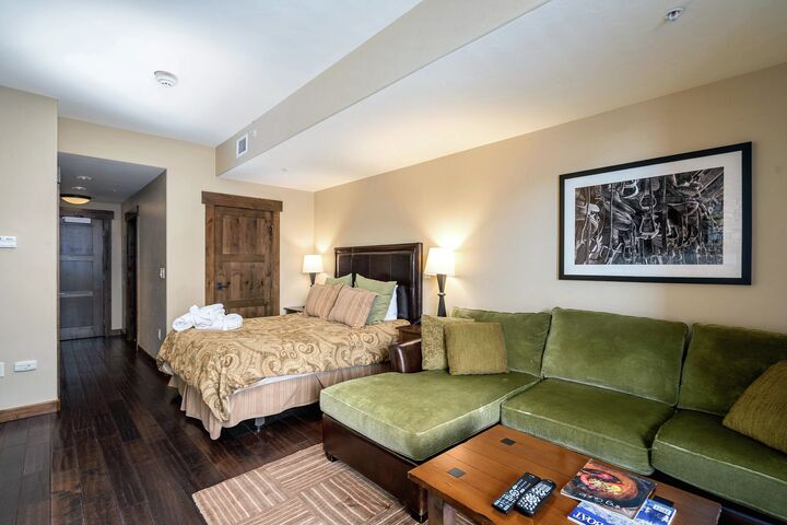 #4108 - Studio Living Area