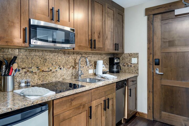 #4108 - Studio Kitchenette