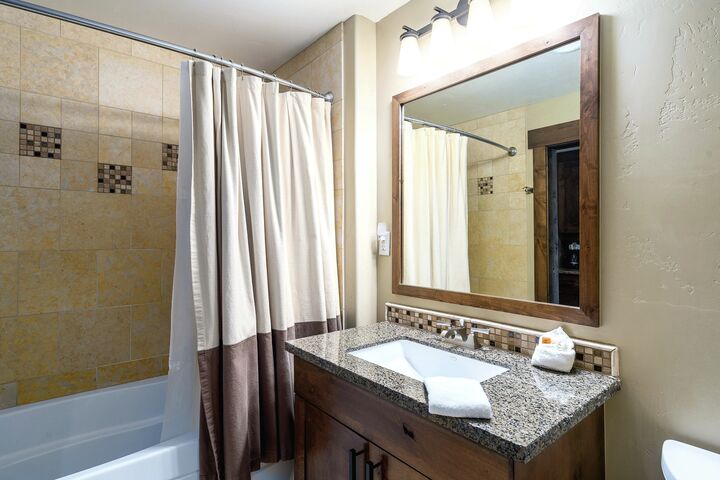 #4108 - Studio Bathroom