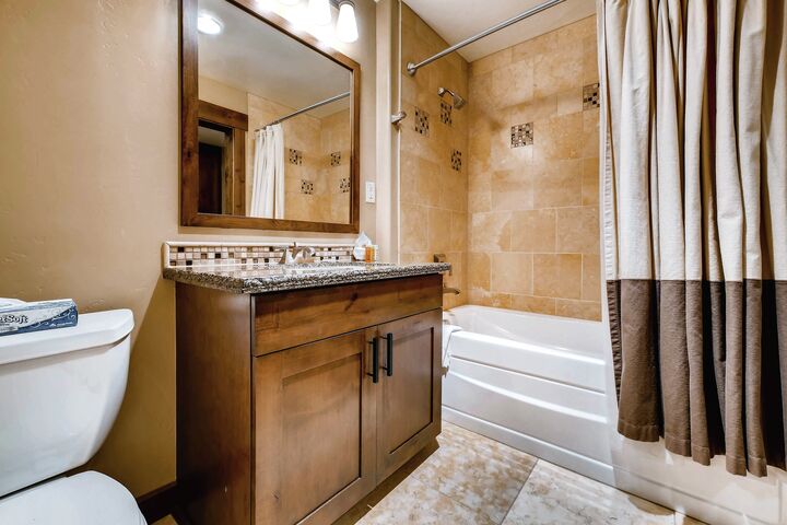 #4113 - Studio Bathroom