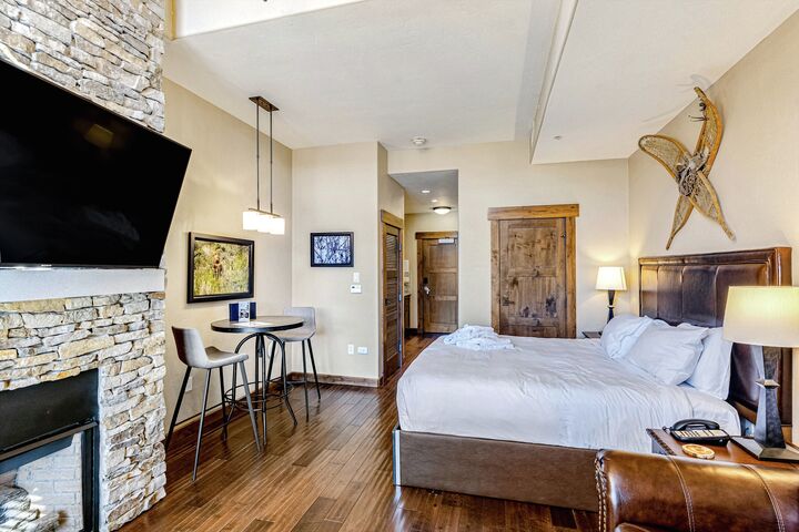 #5108 - Studio Living Area