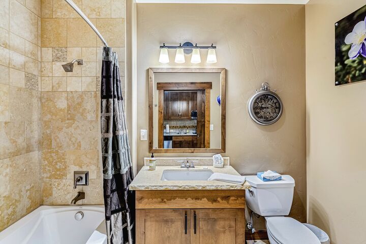 #5108 - Studio Bathroom