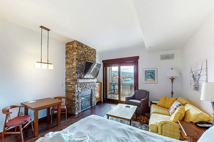 #5113 - Studio Living Area
