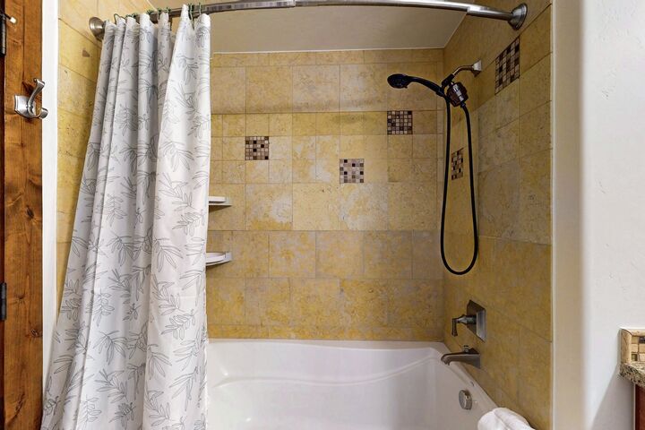 #2106 - Ensuite Bathroom