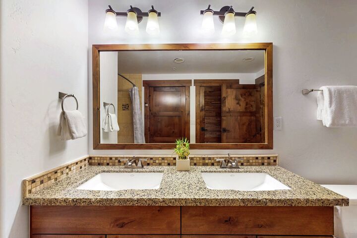 #2106 - Ensuite Bathroom