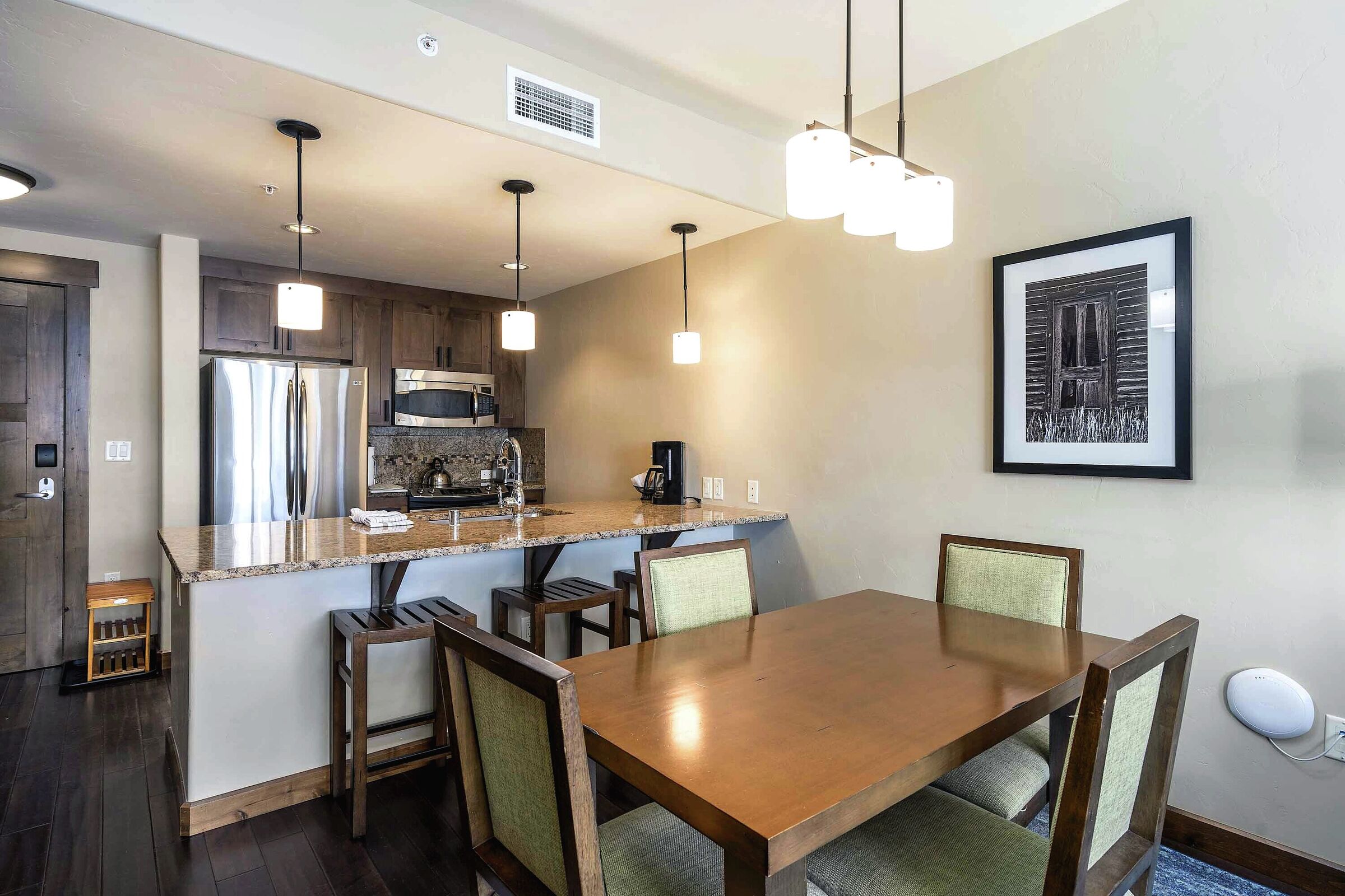 Dining Area & Kitchen
