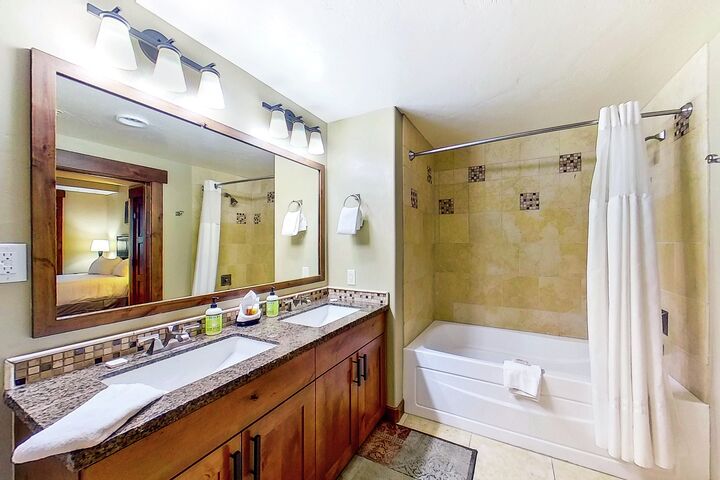 #2109 - Ensuite Bathroom