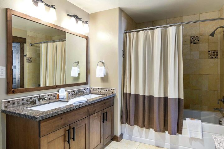 #4103 - Ensuite Bathroom