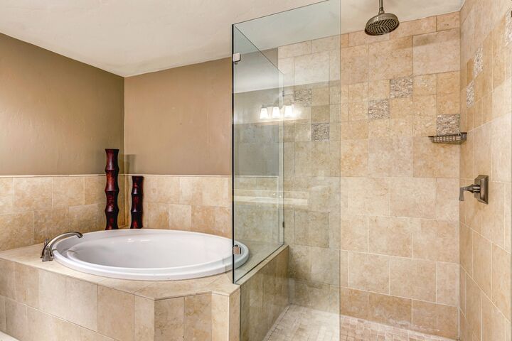 #2105 - Master Ensuite Bathroom