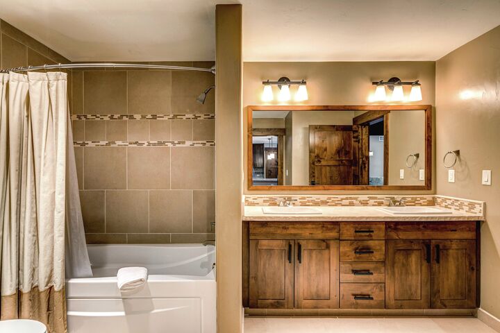 #2105 - Ensuite Bathroom