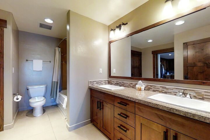 #2122 - Ensuite Bathroom