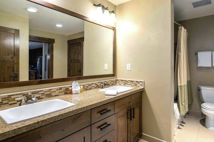 #4115 - Ensuite Bathroom