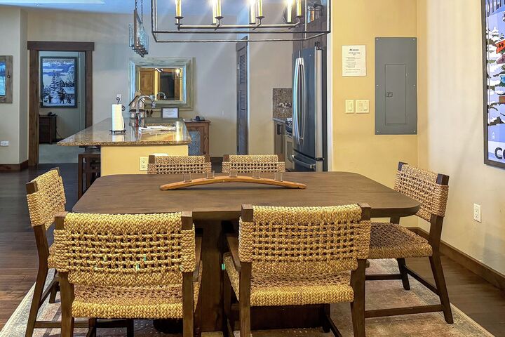 #5117 - Dining Area & Kitchen
