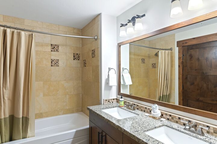 #2102 - Ensuite Bathroom