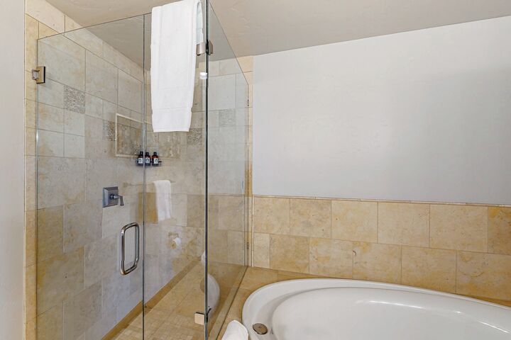#2118 - Master Ensuite Bathroom