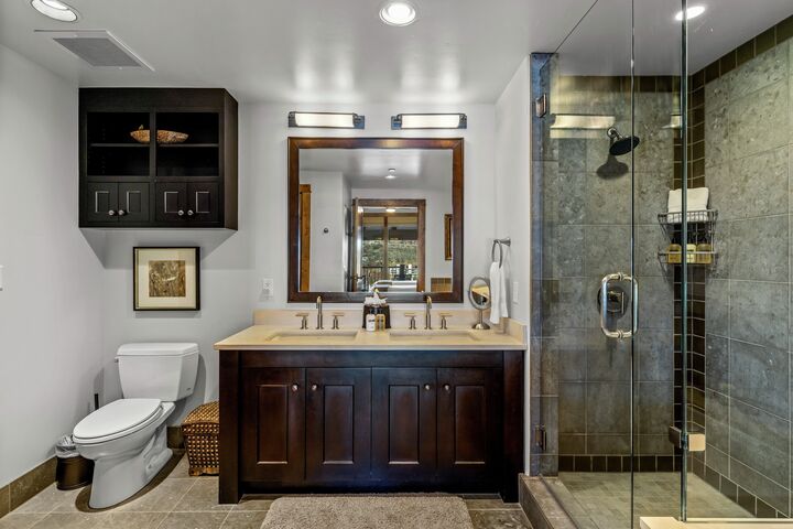 #2305 - Ensuite Bathroom