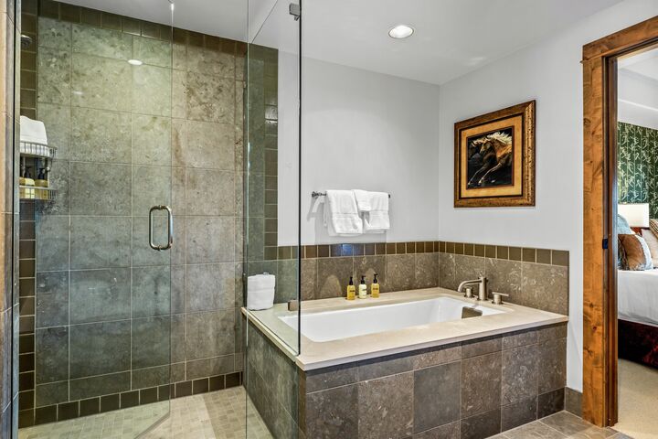 #2305 - Ensuite Bathroom