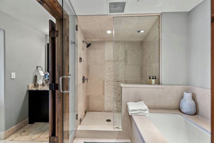 #2301 - Master Ensuite Bathroom