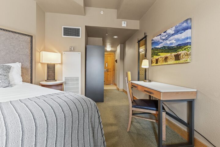 Deluxe King - Living Area